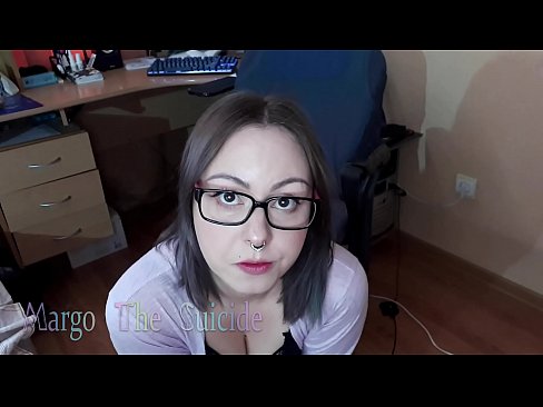 ❤️ 眼鏡をかけたセクシーな少女がカメラに向かってディルドを深くしゃぶる スーパーセックス ❌️