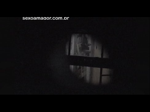 ❤️ ブロンドが空洞のレンガの後ろに隠れた近所の盗撮犯に密かにビデオ撮影される スーパーセックス ❌️
